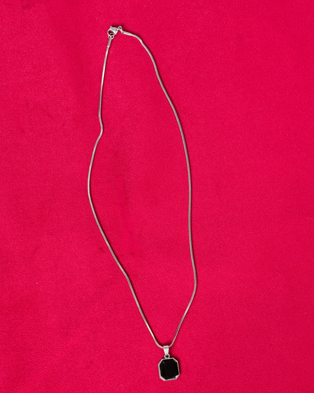 SIGNET — Black Pendant Necklace