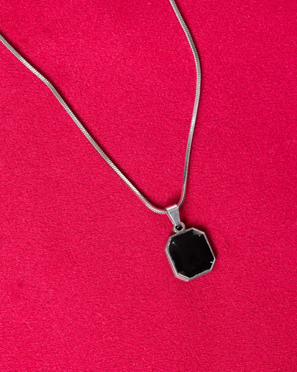 SIGNET — Black Pendant Necklace