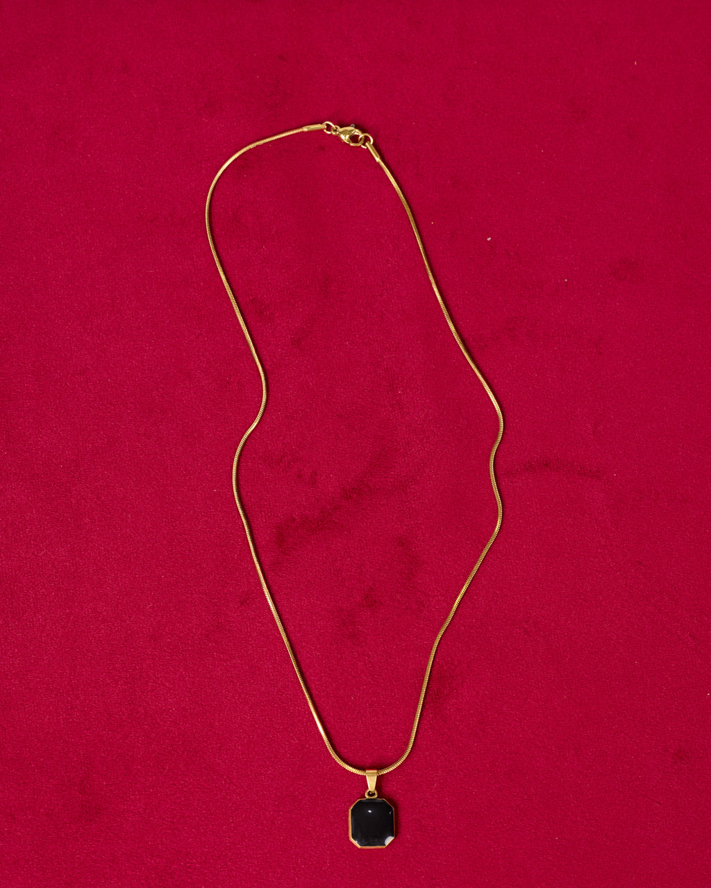 SIGNET — Black Pendant Necklace