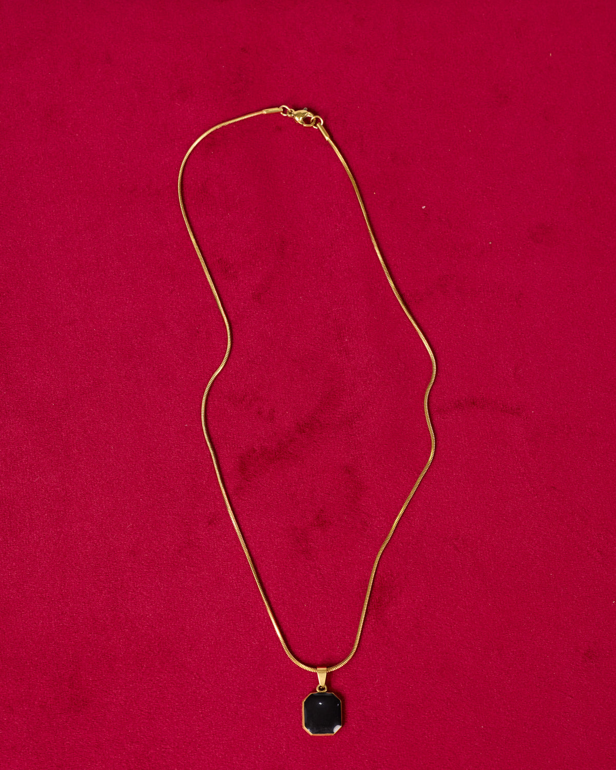 SIGNET — Black Pendant Necklace