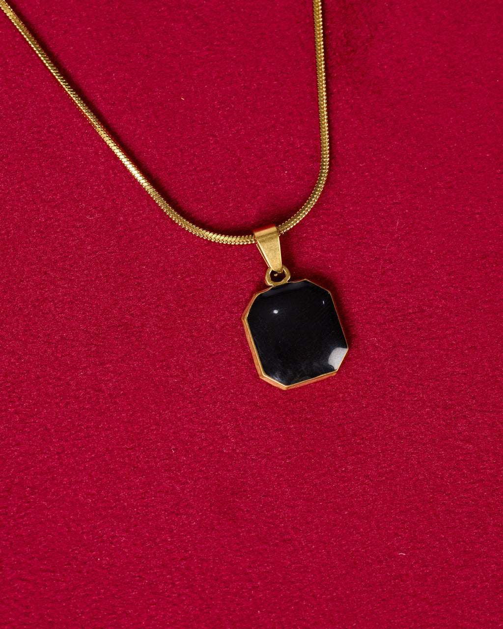 SIGNET — Black Pendant Necklace