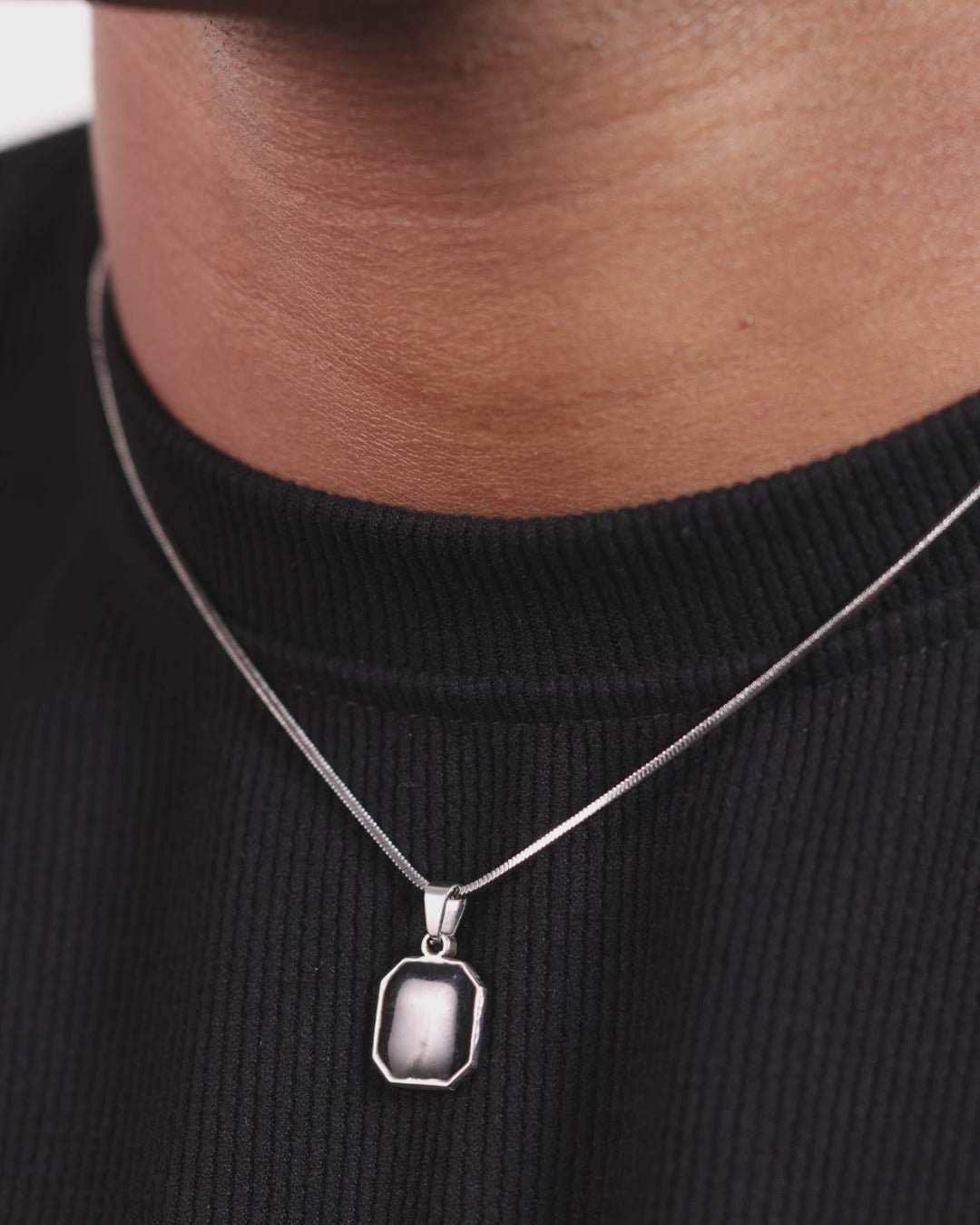 SIGNET — Black Pendant Necklace
